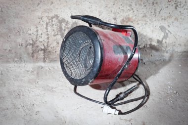 Isıtma fan silah bir beton zemin üzerine kırmızı