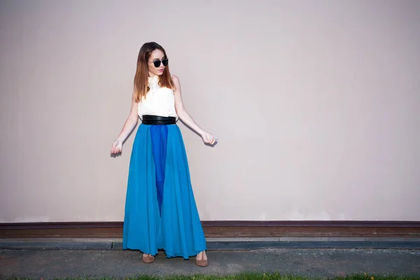 Chica en la pared de fondo en un vestido azul, pelirroja —  Fotos de Stock