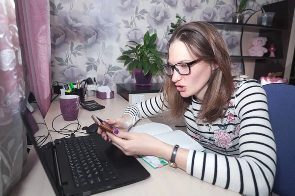 Uzaktan kumandalı internet işi ve iletişimi. Genç kadın sinirli ve sinirli.