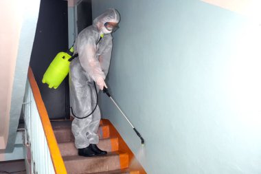 Evin merdiven boşluğuna sprey sıkmak enfeksiyonlardan ve Covid-19 'dan bir çözüm.