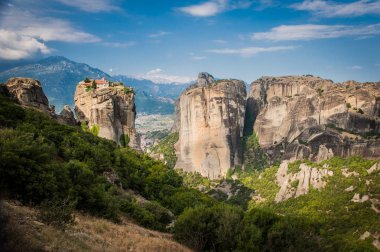 Muhteşem kaya oluşumları ve Rum-Ortodoks manastır Meteora