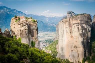 Muhteşem kaya oluşumları ve Rum-Ortodoks manastır Meteora