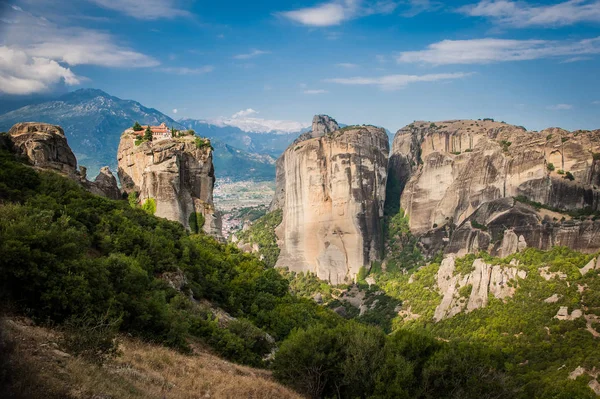 Muhteşem kaya oluşumları ve Rum-Ortodoks manastır Meteora — Stok fotoğraf