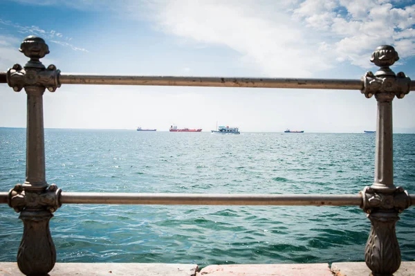 Griechenland, Thessaloniki, ca. Juli 2015, Tanker im Hafen, durch die Gitter gesehen Stockbild