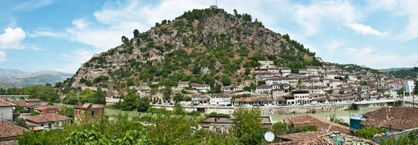 Berat - sebuah kota dan sebuah munisipalitas yang terletak di selatan-tengah Albania, dan ibukota County Berat, juga disebut kota putih atau kota dengan seribu jendela. Agustus 2016 — Stok Foto