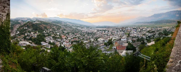 Gjirokastr şehir Gjer Dağları ve Drino arasında bir vadide yer alan Güney Arnavutluk'taki. İyi korunmuş bir Osmanlı şehri nadir bir örnek. Castle, Ağustos 2016 görünümünden