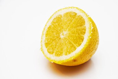  Yarım limon şeker beyaz zemin üzerine sarı