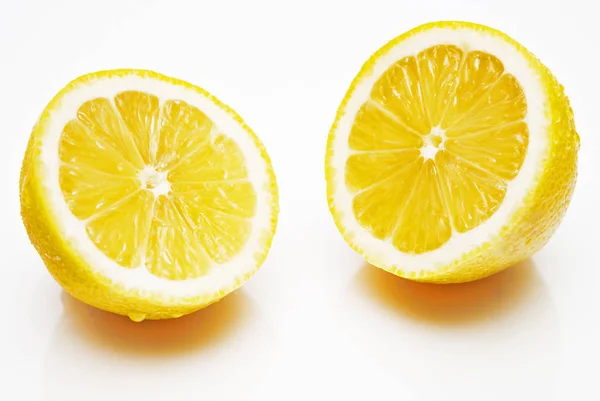 Yarım limon beyaz zemin üzerine sarı