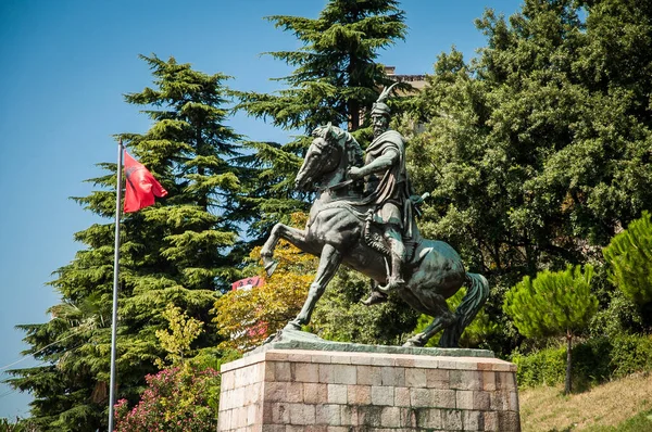 Ο Σκεντέρμπεης μνημείο σε Kruje, πανέμορφη moutains πίσω από το — Φωτογραφία Αρχείου