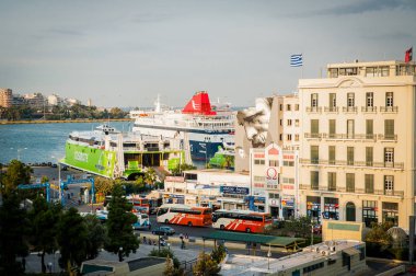 Yunanistan, Atina, Ağustos 2016, Pireus Limanı binanın üst görünümden. Büyük nakliye gemisi 