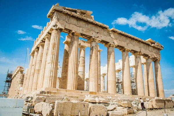 Grécia, Atenas, agosto de 2016, A Acrópole de Atenas, antiga cidadela localizada em um afloramento extremamente rochoso acima da cidade de Atenas. Pártenon — Fotografia de Stock