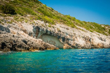 Yunanistan, Zakynthos, Ağustos 2016. Kaya, mağaralar ve mavi su
