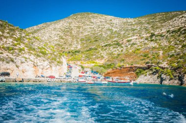 Yunanistan, Zakynthos, Ağustos 2016. Kaya, mağaralar ve mavi su, defne, liman