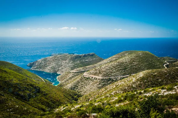 Yunanistan, Zakynthos, Ağustos 2016. Kayalar, mağaralar ve masmavi bir deniz. Gözlem noktasından panorama Adası, Körfezi ve yol göster — Stok fotoğraf