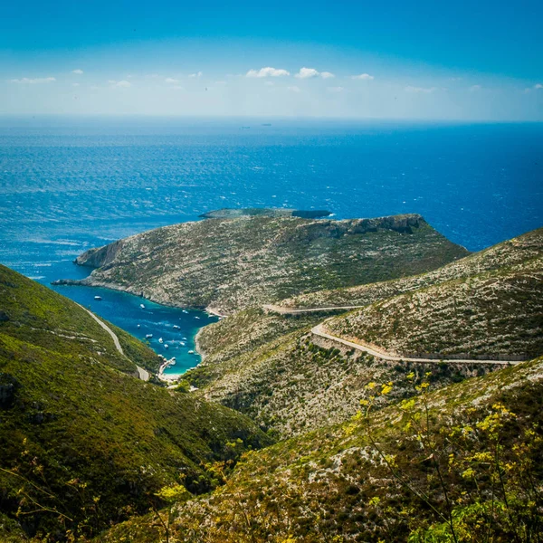 Griekenland, Zakynthos, augustus 2016. Rotsen, grotten en blauwe water. Uitzicht vanaf de observatiepunt naar panorama van het eiland, de baai en de weg — Stockfoto