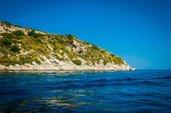 Yunanistan, Zakynthos, Ağustos 2016. Kaya, mağaralar ve mavi su — Stok fotoğraf