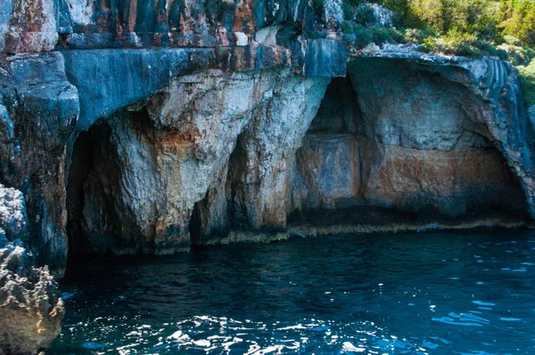 Греция, Закинф, август 2016 года. Камни, пещеры и голубая вода — стоковое фото