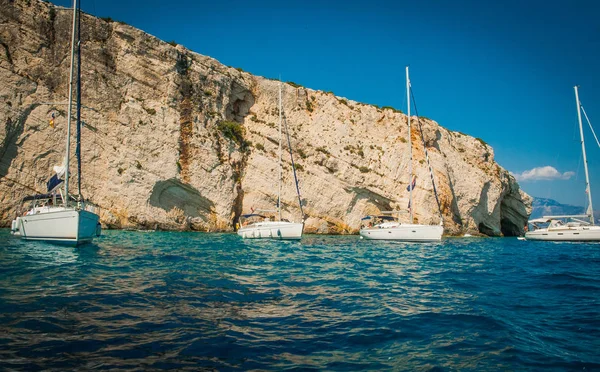 Yunanistan, Zakynthos, Ağustos 2016. Kaya, mağaralar ve mavi su — Stok fotoğraf