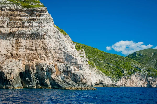 Yunanistan, Zakynthos, Ağustos 2016. Kaya, mağaralar ve mavi su