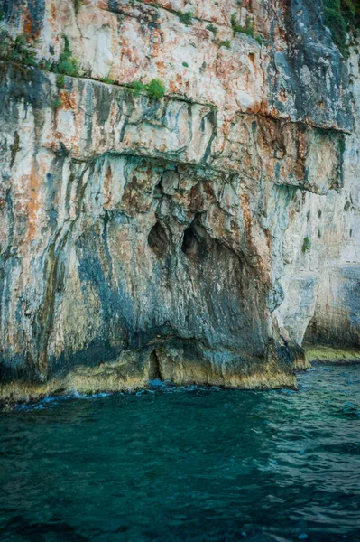 Griechenland, zakynthos, august 2016. felsen, höhlen und blaues wasser Stockfoto