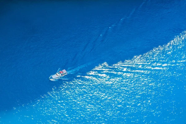 Grekland, Zakynthos, Shipwreck bay, augusti 2016. Vacker utsikt från observation peka på viken. Mycket blått vatten — Stockfoto