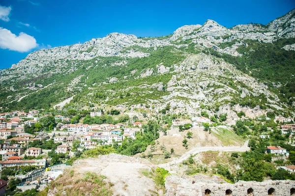 2016, Arnavutluk, Kruja. Güzel manzara şehir ve bulutlar. Mavi gökyüzü ve yeşil manzara — Stok fotoğraf