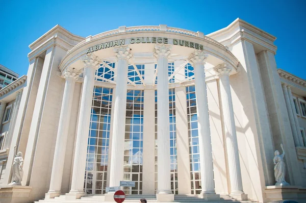 2016 Albanien, albanisches College durres, wunderschöne Architektur aus durres — Stockfoto