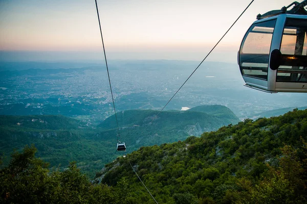 2016 Albania Tirana widok z Dali moutain do miasta. Linia trolleyin wieczorek słońce — Zdjęcie stockowe