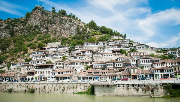 2016 Albania Berat - Ciudad de las mil ventanas, hermosa vista de la ciudad en la colina entre una gran cantidad de árboles y el cielo azul — Foto de Stock