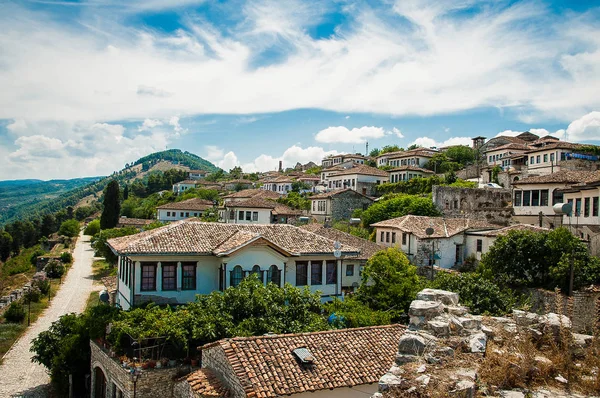Albania Berat 2016 - Kota dengan ribuan jendela, pemandangan indah kota di atas bukit antara banyak pohon dan langit biru — Stok Foto