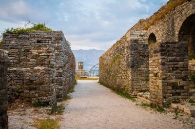 2016 Arnavutluk Gjirokastra kale, eski şehir, şehir ve bulutlar görüntüleme