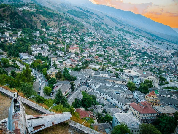 2016 알바니아 Gjirokastra 성, 구시가지, 도시와 moutains, 제 2 차 세계 대전에서 비행기를 볼 — 스톡 사진