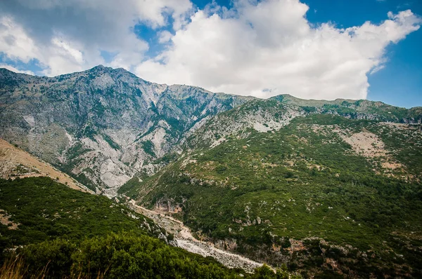 2016, Arnavutluk, Llogara Milli Parkı, Llogara Pass. Vlore İlçesi, görünümü koy ve plaj için