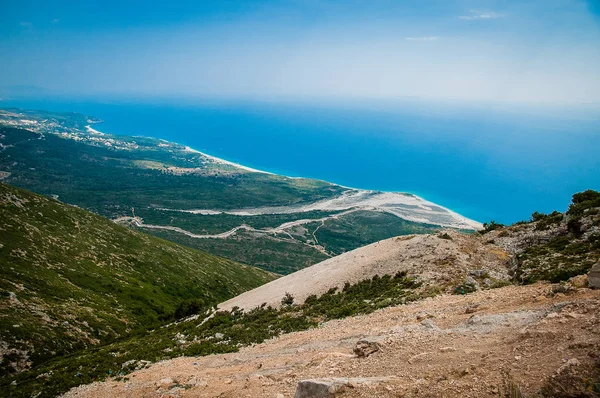 2016, Arnavutluk, Llogara Milli Parkı, Llogara Pass. Vlore İlçesi, görünümü koy ve plaj için
