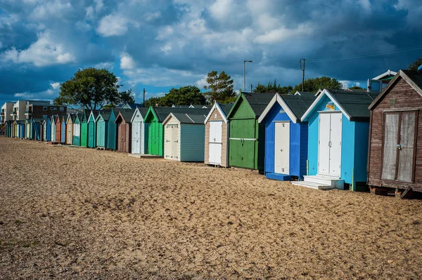 Wielka Brytania Mersea 2016 kolorowe domy na wybrzeżu. Piękna szeroka plaża z ciekawych budynków — Zdjęcie stockowe