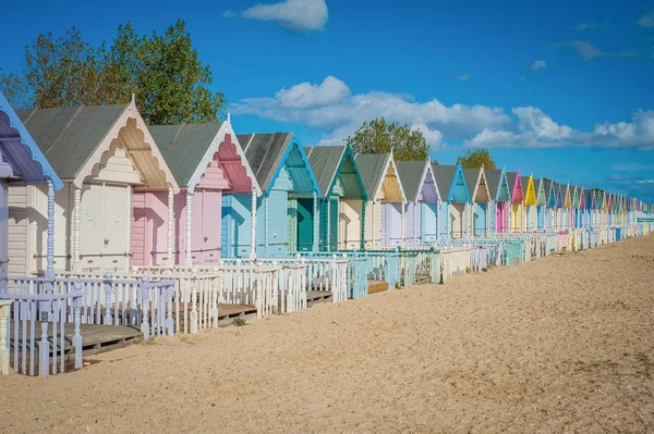 2016 Mersea Ηνωμένο Βασίλειο πολύχρωμα σπίτια στην ακτή. Όμορφη μεγάλη παραλία με ενδιαφέροντα κτίρια — Φωτογραφία Αρχείου