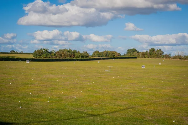 2016 United Kingdom Mersea golf field with a lot of balls on it — Stock Photo, Image