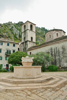 Karadağ Kotor eski şehir'in merkezinde bir kilise, Çeşme 