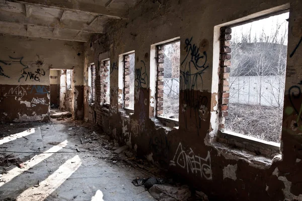 汚れた古いぼろぼろの放棄された建物 — ストック写真