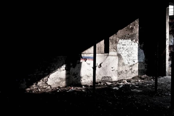 Sucio viejo y miserable edificio abandonado — Foto de Stock