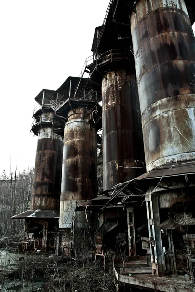 Velha pedreira abandonada, silos enferrujados — Fotografia de Stock