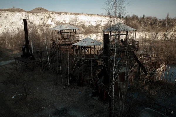 放棄された採石場、さびたランプ — ストック写真