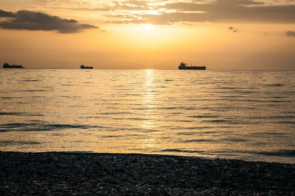 Denize, yatay, gemi ve s güzel turuncu günbatımı