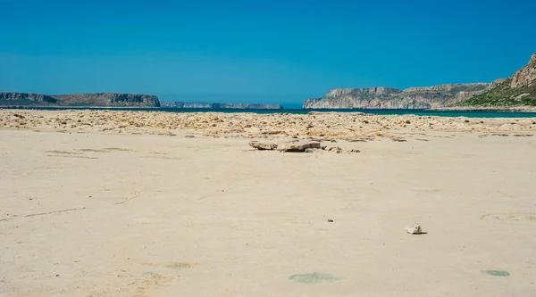 Balos beach, griechischer Beton, Blick vom Strand aus. gelber Sand und Stockbild