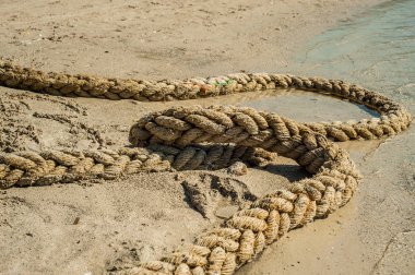 İpe kum, sakin resmi, gemi hattı sahilde