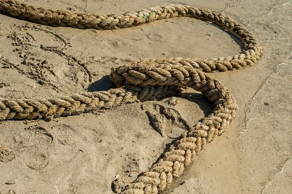 Seil auf Sand, ruhiges Bild, Schiffslinie am Strand Stockbild