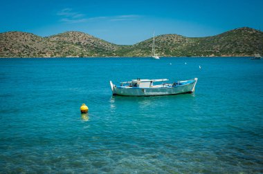 Turkuaz su, Yunanistan, Girit Adası arkasında tekne