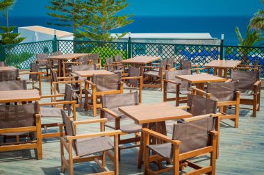 Ahşap masa ve sandalyeler sahil Yunan restoranında