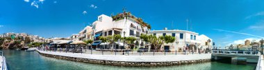 Yunanistan Crete Agios Nikolaos Gölü Panoraması, liman