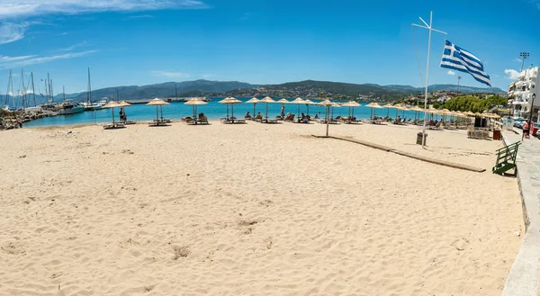 Yunanistan, Girit, Agios Nikolaos kumsalda yan Yunanistan bayrağı ile